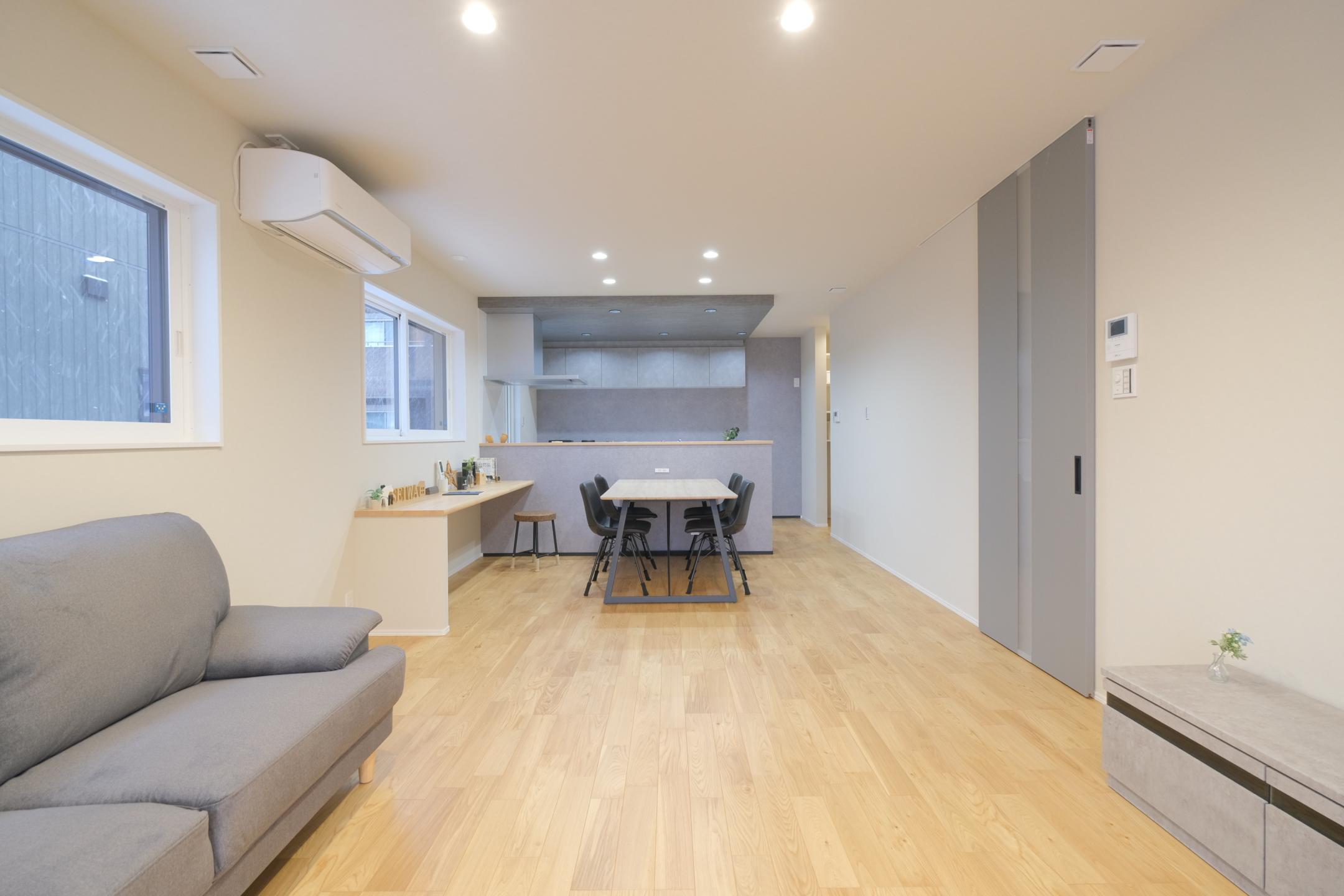 【グリーンパーク西河原NO.11】グレー×木が調和する住まい