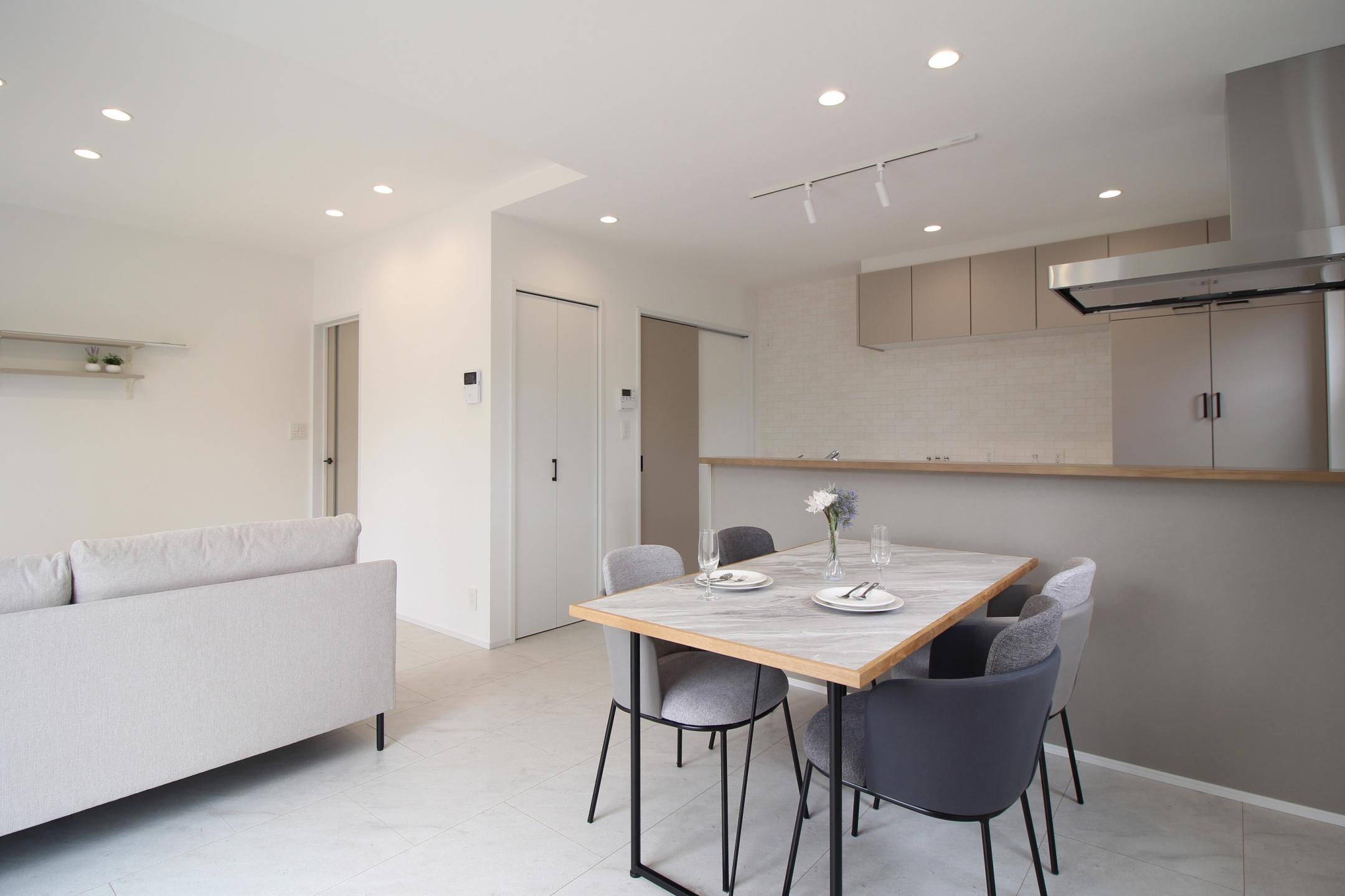 光が映える、ホワイト×グレーのLDK