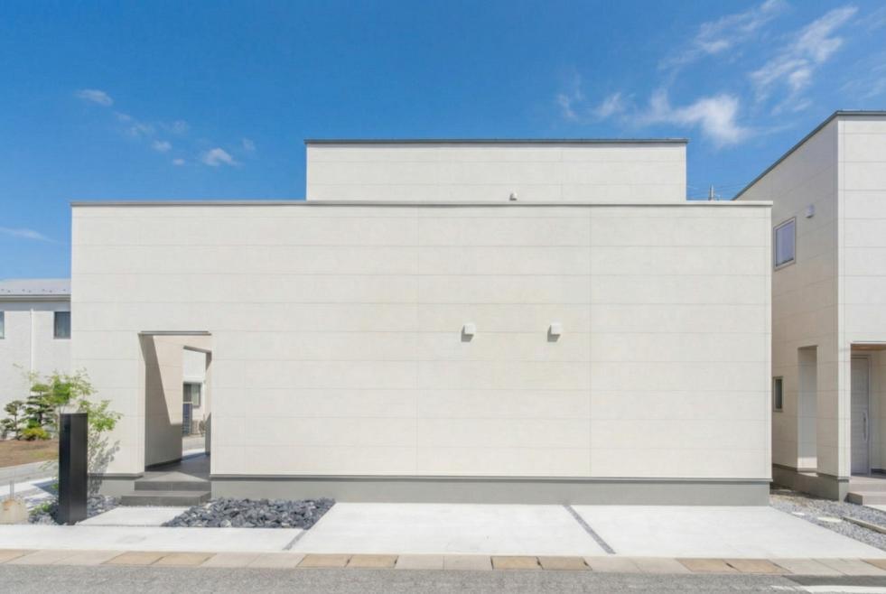 彦根市  【ホテルライク×モダン】 外観と内観のギャップにたまらなく惹かれる“変化球”な家